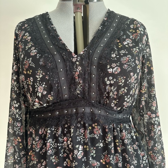 **3 for $15**Ardene Black Floral Long Sleeve Dress - Picture 2 of 6
